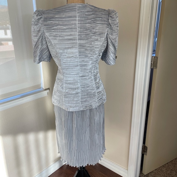 Elegant VTG Lace Silver/Gray Jacket Skirt Set. 10 (but fits closer to 6/8). - Picture 2 of 11